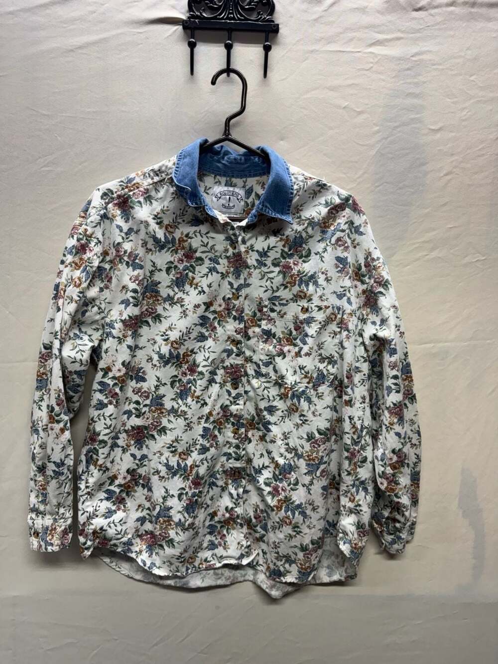 Solutions Original Vintage Floral Long Sleeve Button Down Shirt with Denim Colla